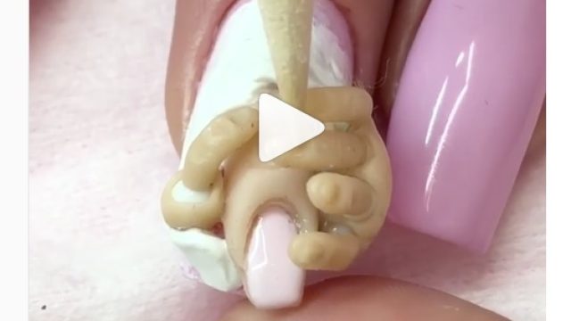 Stormi manicure Kylie Jenner