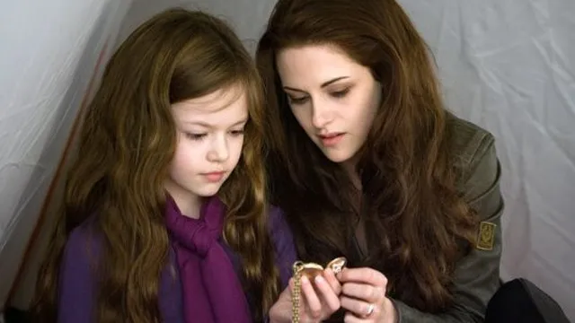 Picture of Kristen Stewart Mackenzie Foy Twilight Reunion