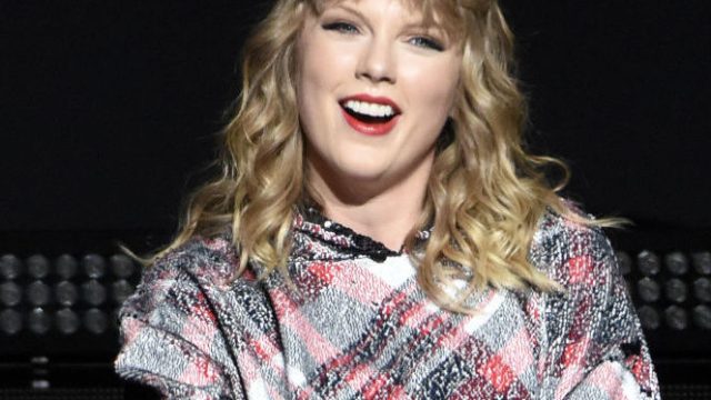 SAN JOSE, CA - DECEMBER 02: Taylor Swift performs during 99.7 NOW! POPTOPIA at SAP Center on December 2, 2017 in San Jose, California.