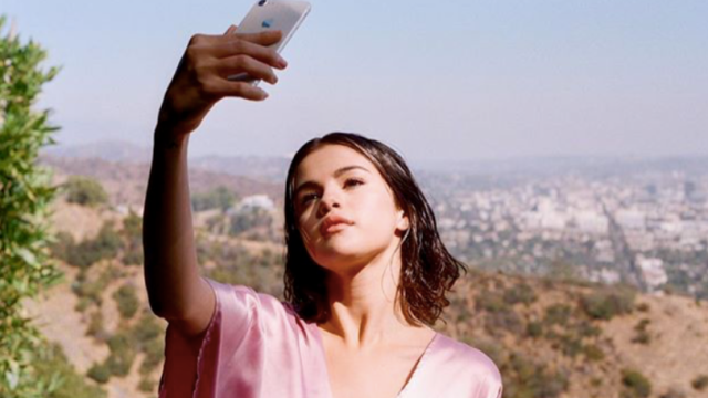 selena gomez pink shirt