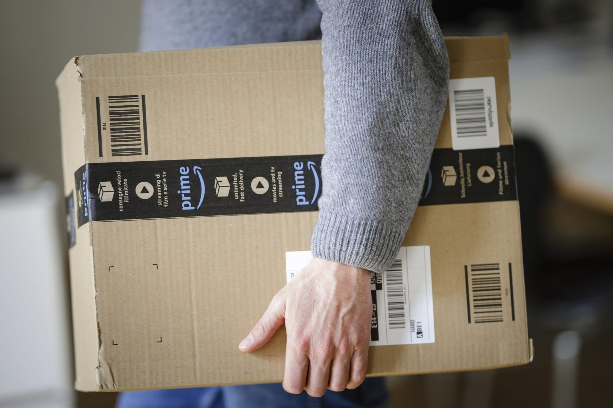 does the post office deliver for amazon