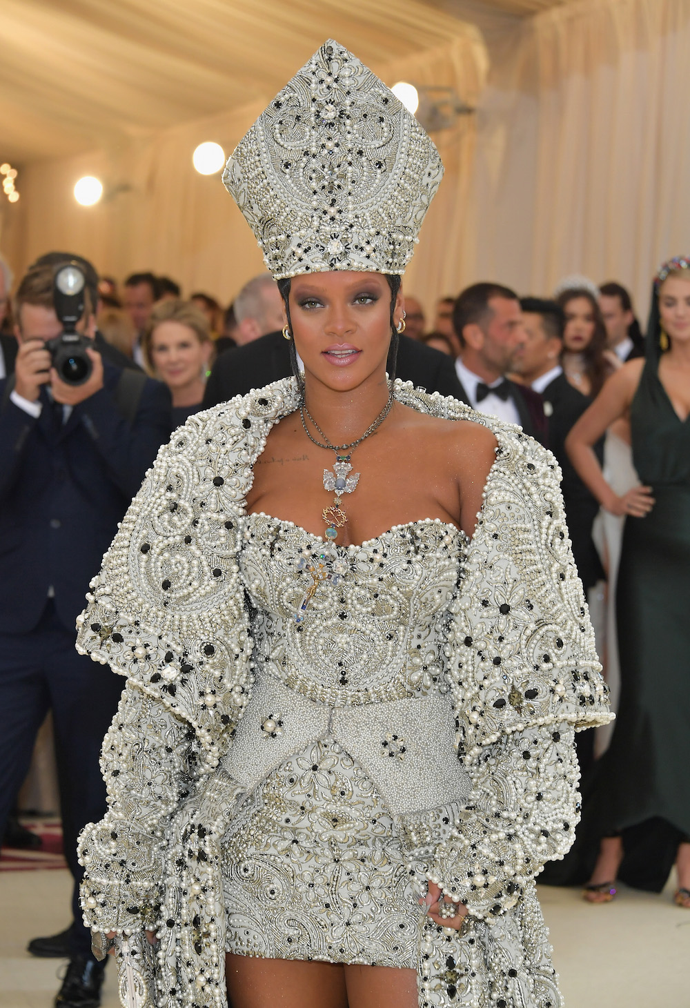 Rihanna Met Gala Gown 2018 - Rihanna Dressed As A Pope Met Gala