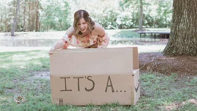 Woman surprises her husband with "puppy reveal" photo shoot