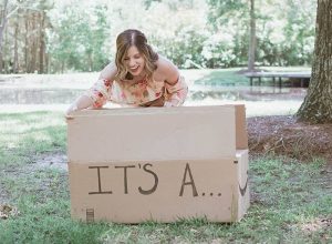 Woman surprises her husband with "puppy reveal" photo shoot