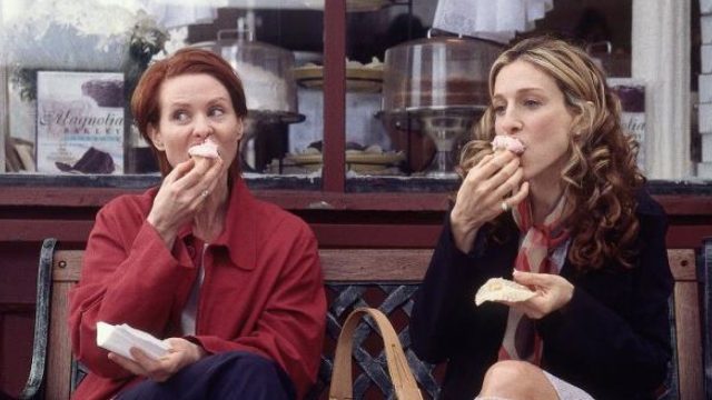 carrie bradshaw eating cupcakes