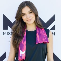 Hailee Steinfeld Keeps Cool With Mission