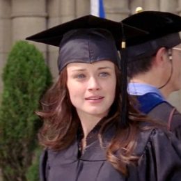 Rory graduates from Yale on "Gilmore Girls"