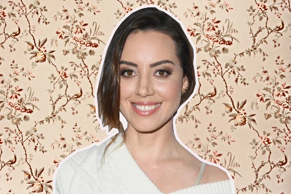 Aubrey Plaza Is Unrecognizable As A Blonde Bombshell On The Set Of