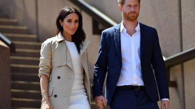 Britain's Prince Harry and his wife Meghan walk down the stairs of Sydneys iconic Opera House to meet people in Sydney on October 16, 2018. - Prince Harry and Meghan have made their first appearances since announcing they are expecting a baby, kicking off a high-profile Pacific trip with a photo in front of Sydney's dazzling Opera House and posing with koalas.