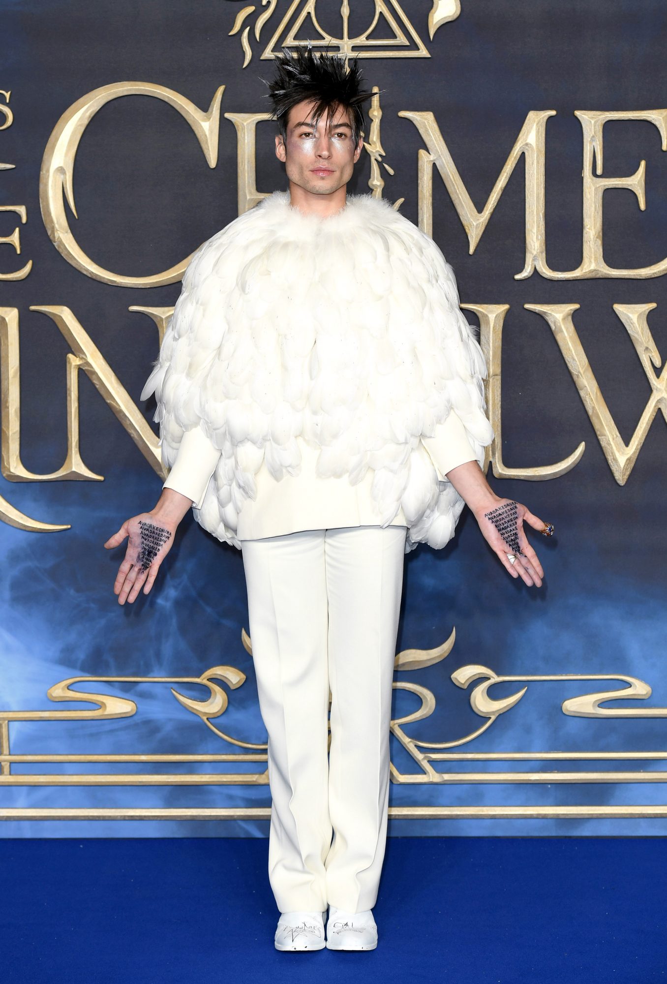 Spiller skak utilstrækkelig sammenbrud Ezra Miller's U.K. Fantastic Beasts Premire Look Was Secretly  KillerHelloGiggles