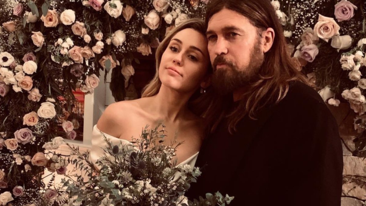 Tish Cyrus Shares New Pics From Miley And Liam Hemsworths Weddinghellogiggles