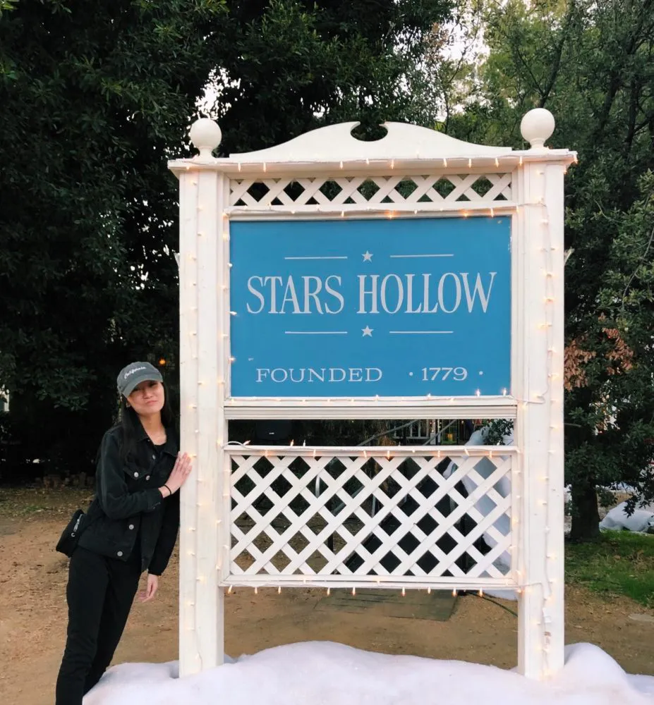 stars-hollow-sign-e1545957026173.jpg