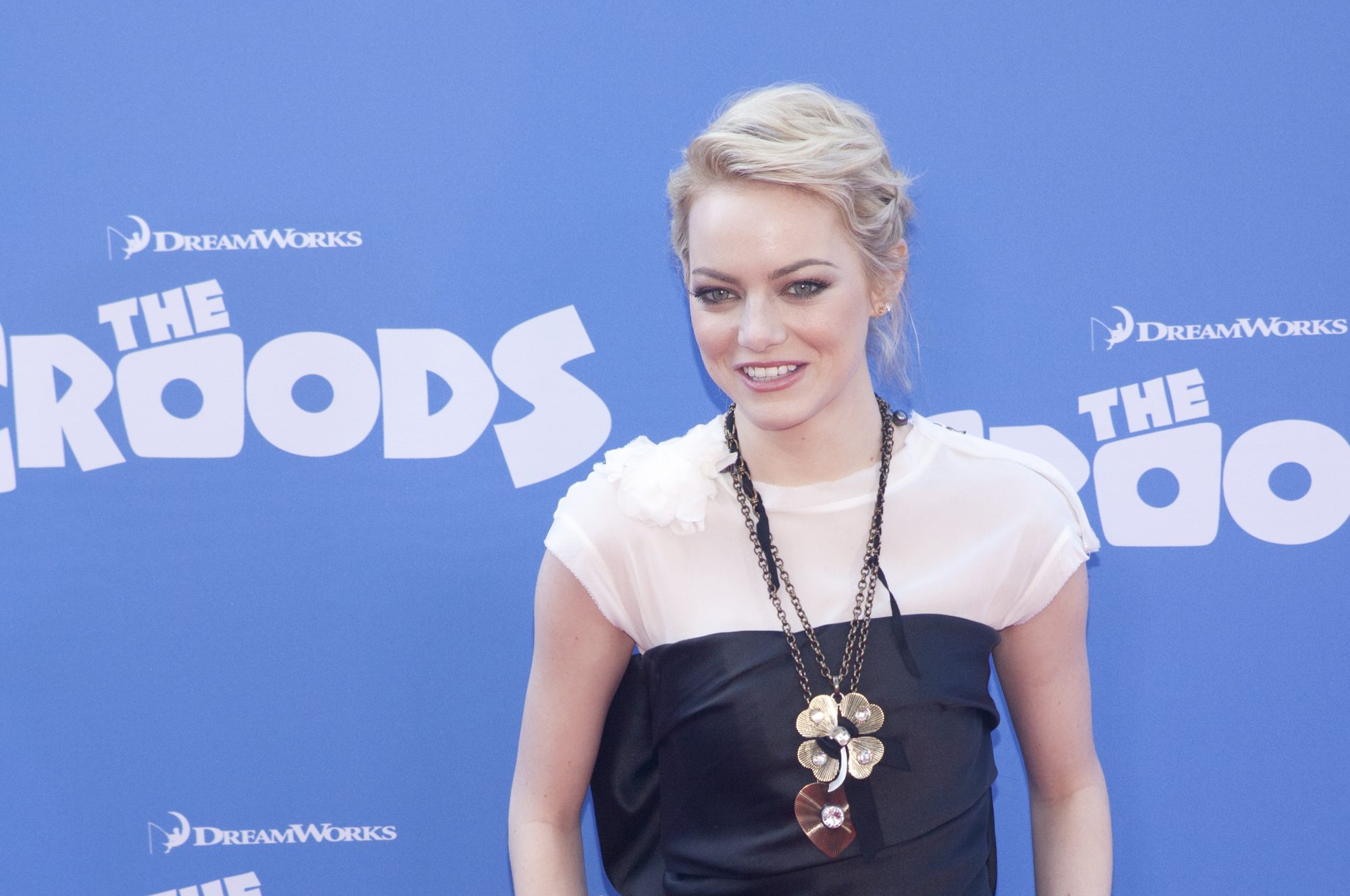 Emma Stone's new dark hair is a gothic dream - HelloGigglesHelloGiggles