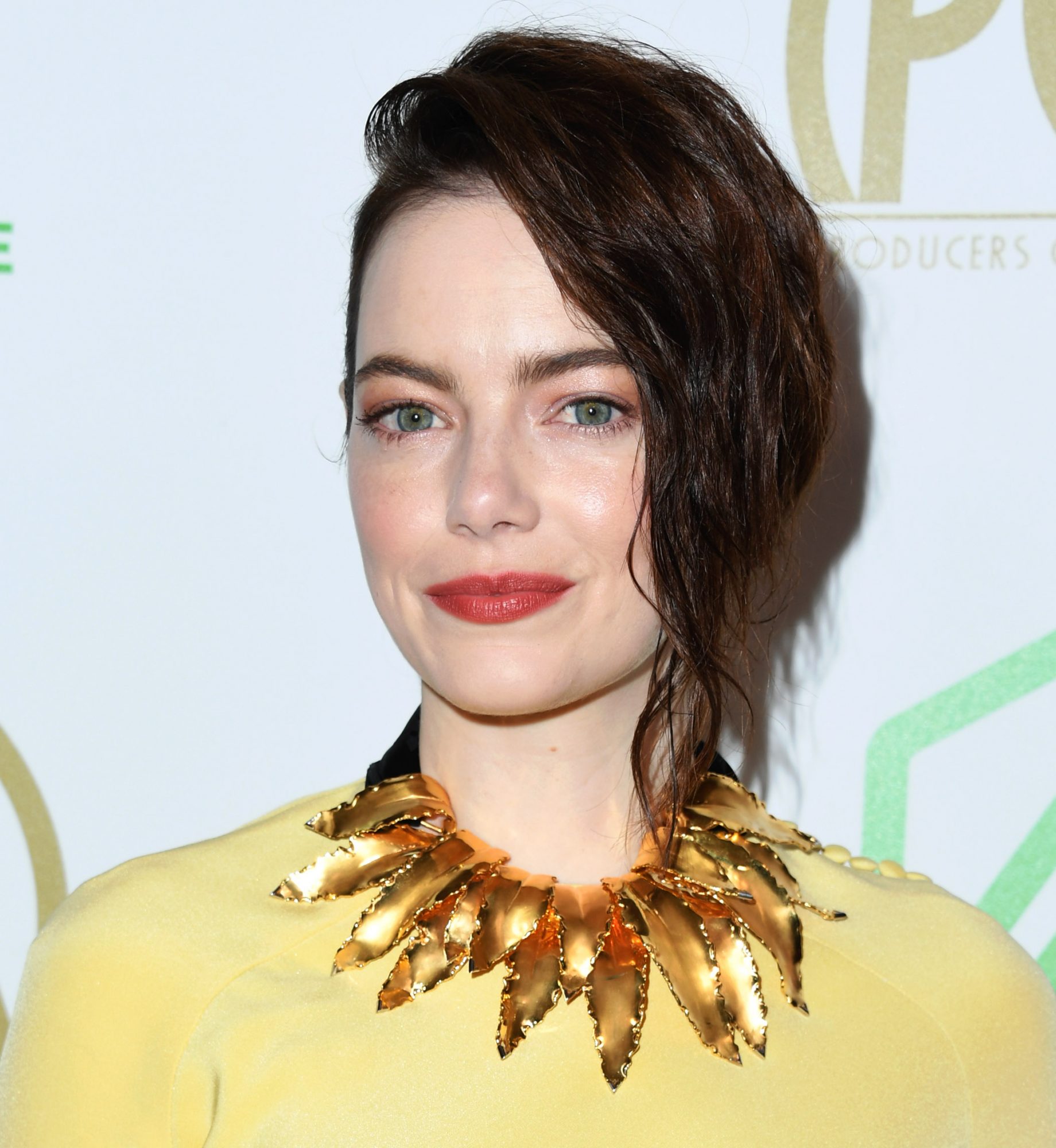 Emma Stone's new dark hair is a gothic dream - HelloGigglesHelloGiggles