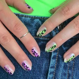 Neon accent nails trend