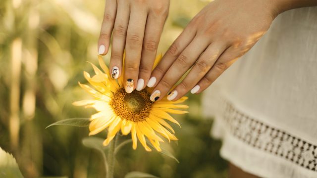 Sunflower nails trend