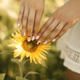 Sunflower nails trend
