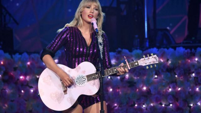 Taylor Swift performing