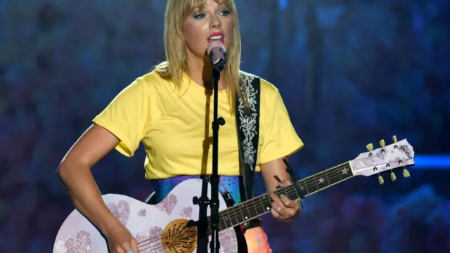 Taylor Swift performing