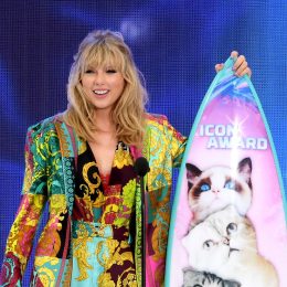 Taylor Swift accepts Icon Award at Teen Choice Awards