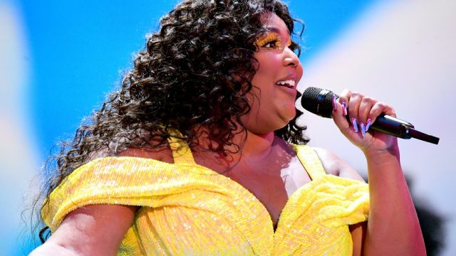 Lizzo performing truth hurts at the MTV VMAs