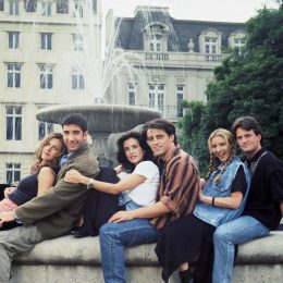 the friends fountain with the cast