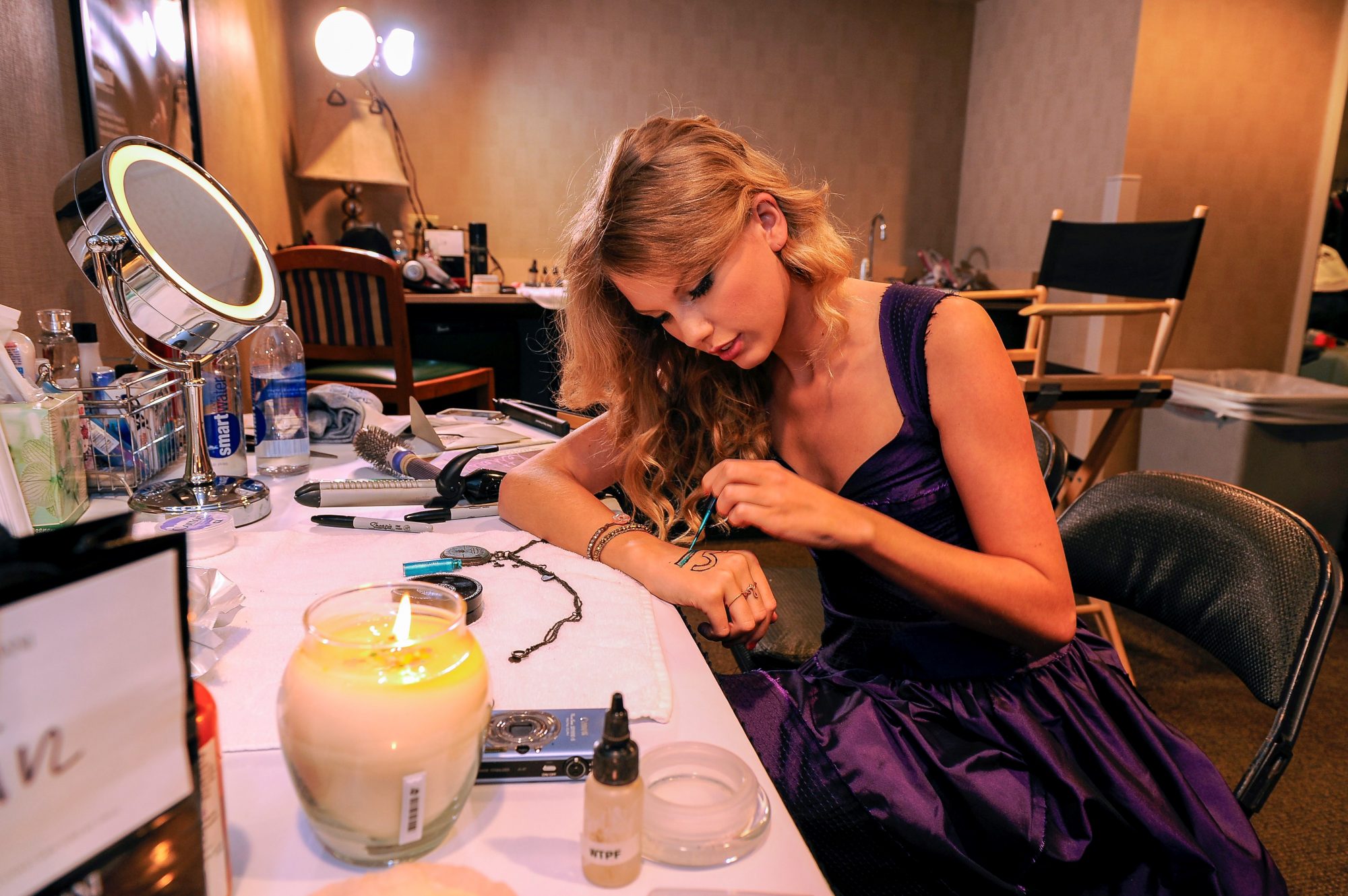 7. Taylor Swift's Nail Color Trends - wide 10