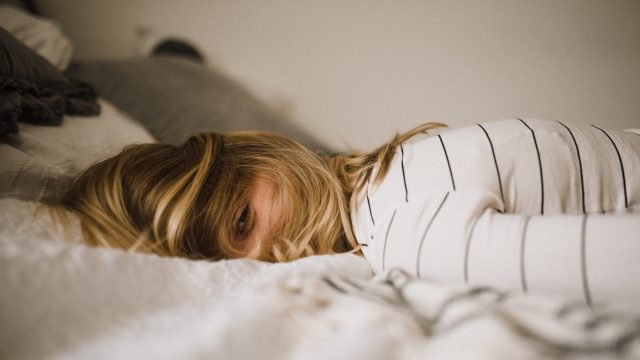 Woman-lying-on-bed