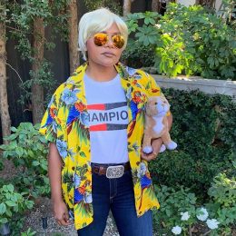 celebrity halloween costumes - mindy kaling as brad pitt in once upon a time in hollywood
