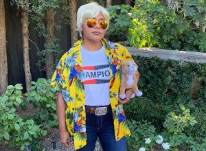 celebrity halloween costumes - mindy kaling as brad pitt in once upon a time in hollywood