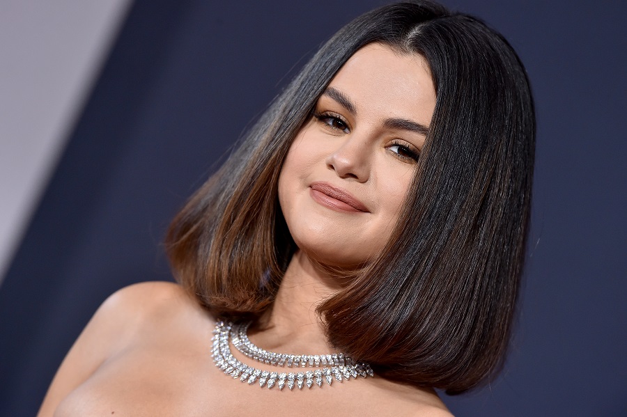 Selena Gomez debuts new hairstyle gets bangs  The Economic Times