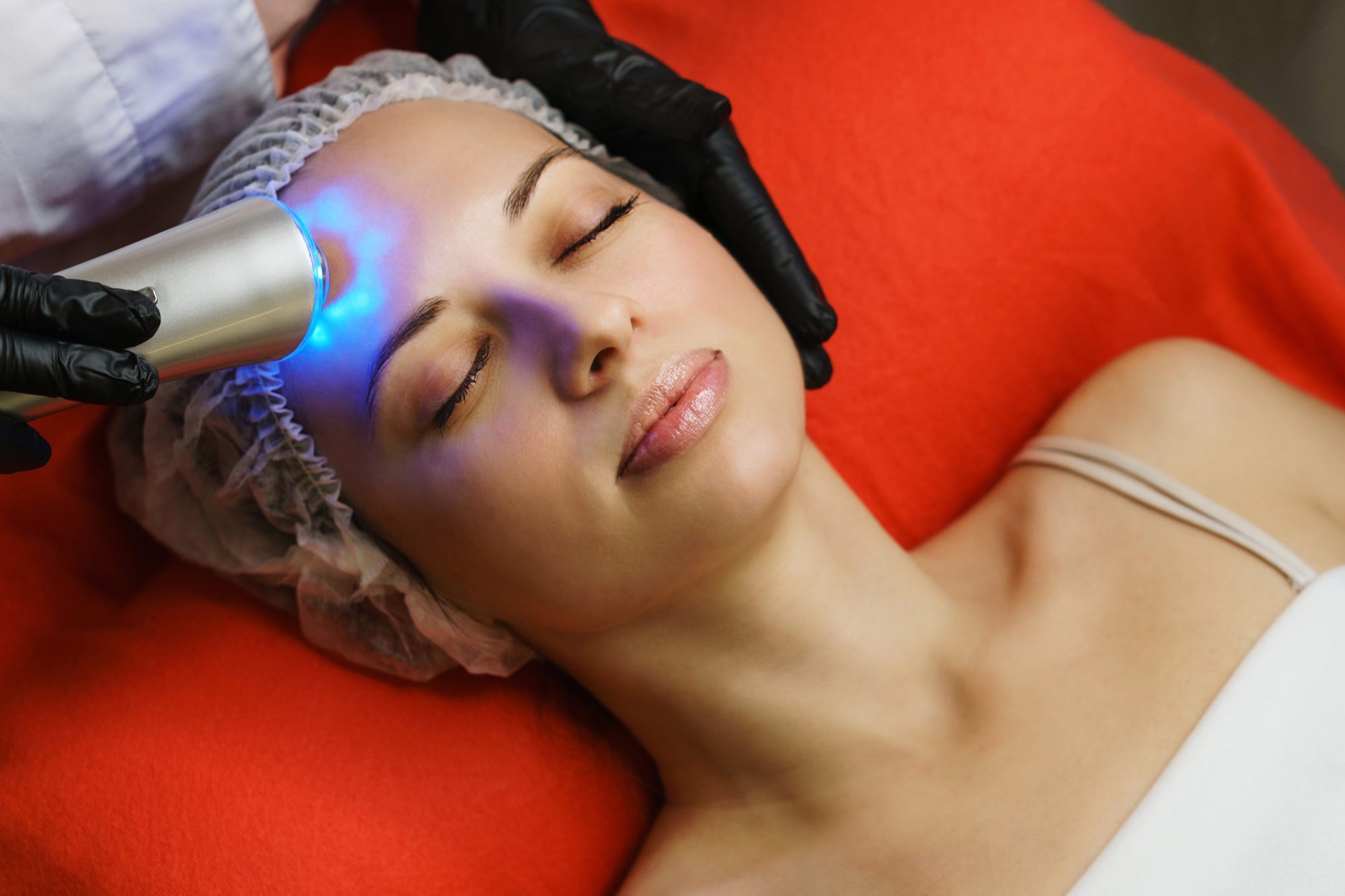 fjer Tilintetgøre Kritisk How LED Light Therapy Can Benefit Your Skin, Body, And BrainHelloGiggles