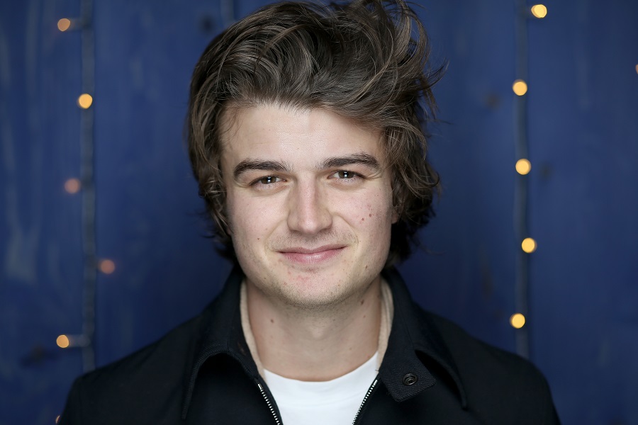 Stranger Things Joe Keery Has A Totally 90s New Hair Transformationhellogiggles