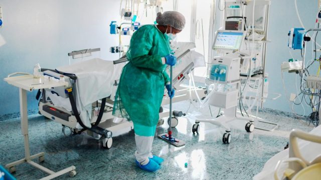 cleaning hospitals, cleaning healthcare workers