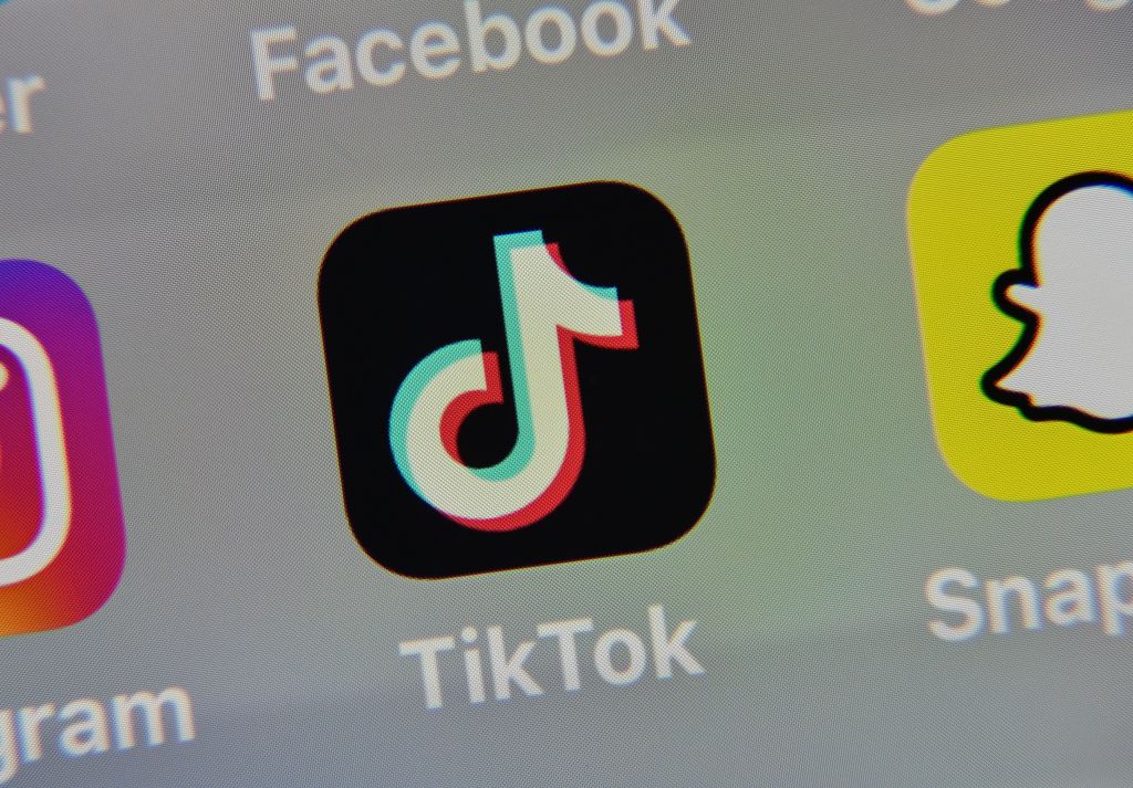 TikTok Phone Background - How to Make a Live Wallpaper TikTokHelloGiggles