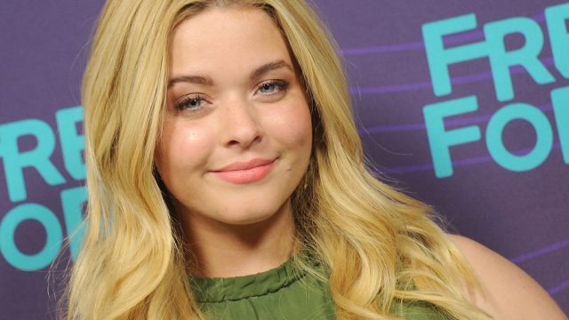 sasha pieterse pregnant, pretty little liars star on freeform red carpet
