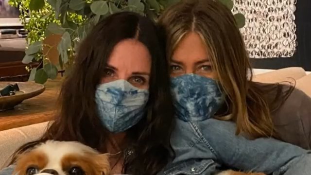 jennifer aniston and courteney cox wear a mask psa