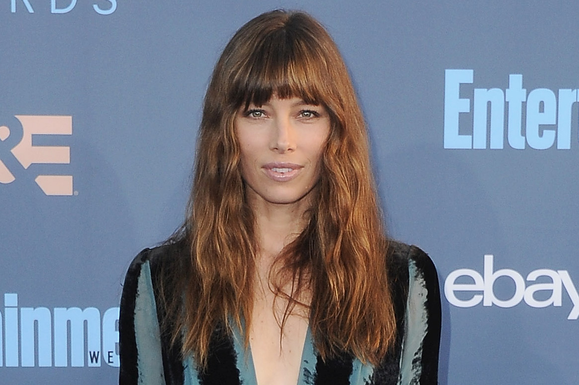 How To Grow Out Bangs, According To HairstylistsHelloGiggles