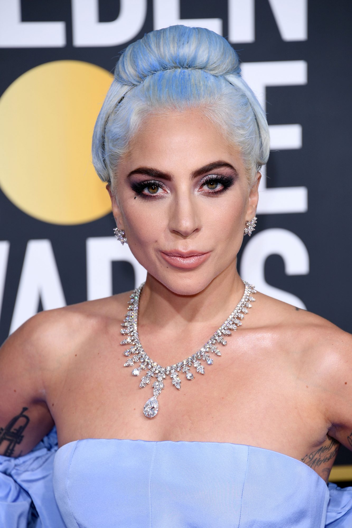 lady gaga golden globes hair