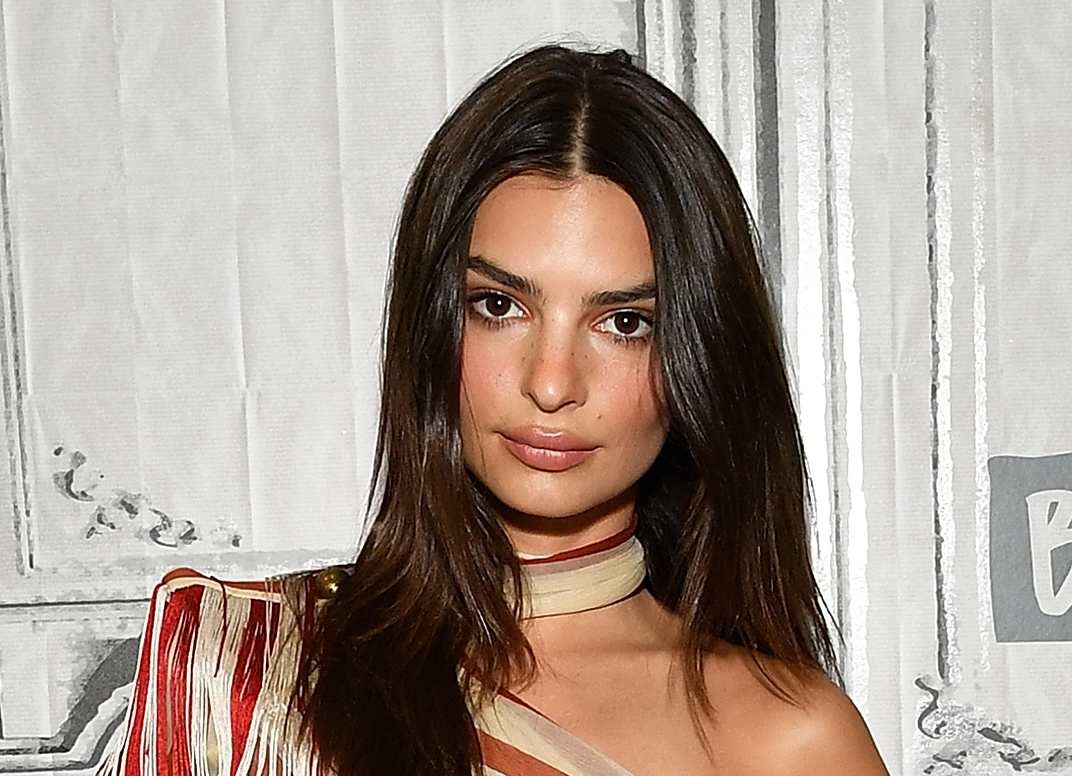 Emily Ratajkowski goes out for a stroll looking comfortable in New