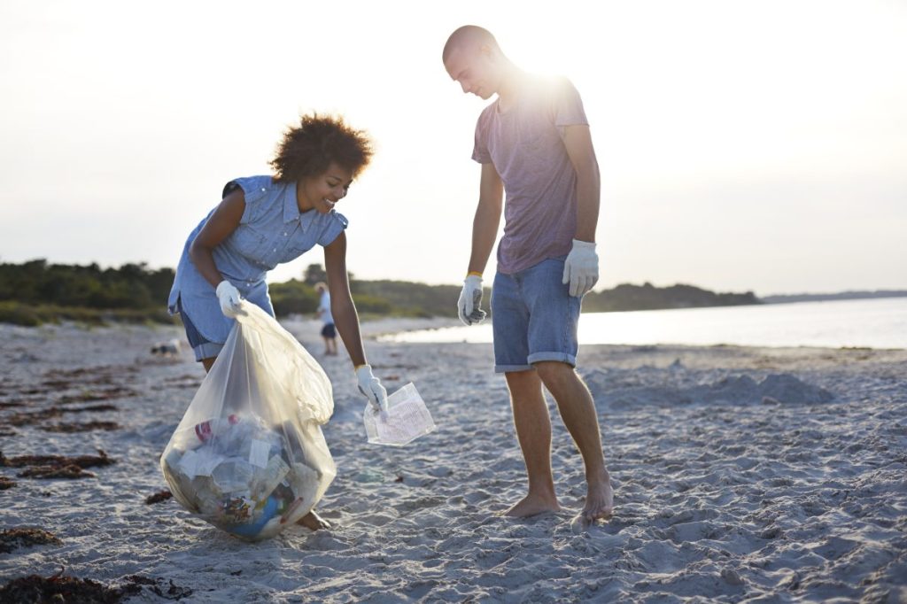 couple volunteering