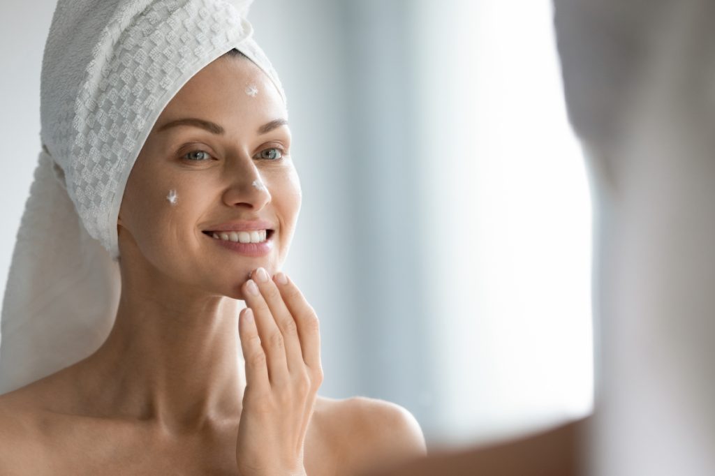 woman applying sunscreen