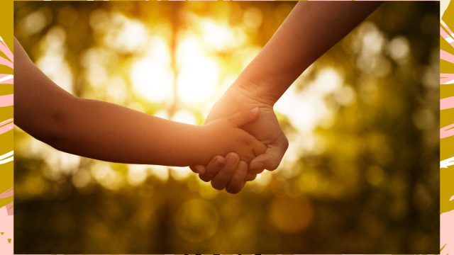 mom child holding hands